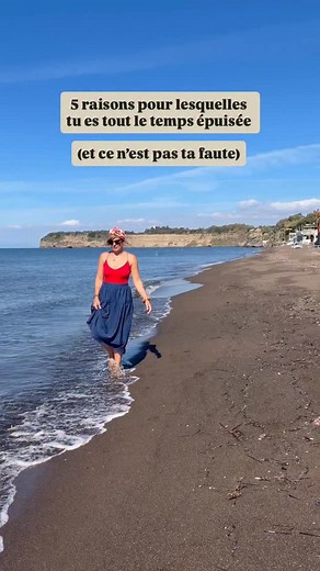 Si ton cerveau te répète que tu es “fatiguée sans raison”, écoute bien : Tu n’es pas paresseuse. Tu es épuisée parce que ton système nerveux fait un travail invisible . Chaque jour, il gère les émotions, les tensions et les micro-stimulations autour de toi. 1. Tu absorbes les émotions des autres. Ton corps ressent la tension, la peur ou la tristesse de ton entourage comme si c’était la tienne. 2. Ton système nerveux est en alerte constante. Lumières, bruits, obligations, notifications… il n’a pl