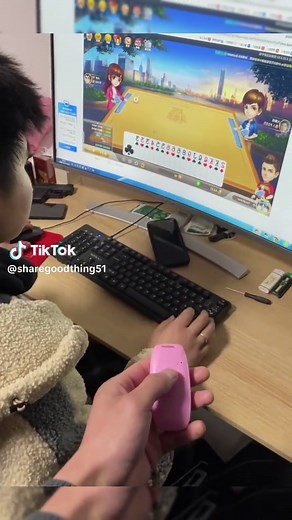 Mobile Bluetooth remote control, use it to trick your silly girlfriend # and create new tricks