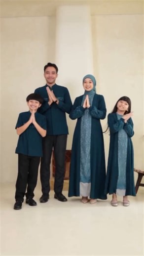 TOKO PASANGAN PAKAIAN on Instagram: "Sarimbit Spesial Idul Fitri 2026 “Raya Set Family” - 3 Pilihan warna (Mahogany, Emerald, Maroon) - Bisa beli satuan ataupun sarimbit - Dress wudhu friendly - Dress busui friendly - Dilengkapi dengan kantong Size Raya Dress Dewasa S Ld 90/Pb 140/59 M Ld 96/Pb 140/59 L Ld 102/Pb 140/59 XL Ld 110/Pb 140/59 XXL Ld 115/Pb 140/59 XXXL Ld 120/Pb 140/59 XXXXL Ld 130/Pb 140/59 Size Raya Dress Anak Size Xs (0-1 th) Ld 55/Pb 56 Size S (1-2 th) Ld 60/Pb 64 Size M (3-4th)