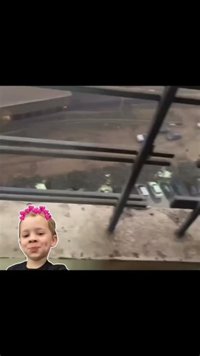 sarcastichub on Instagram: "Family planning chal rahi hai💀💀😹 . . . 瓷砖内部的压电材料将这种应力转化为电能。每一步都会产生少量电荷,而数百万步结合在一起就能产生足够的电力来驱动LED灯、数字显示屏和传感器。在像涩谷车站这样繁忙的地方,每天大约有 240万个脚步为这一系统作出贡献。这些电能可以被储存或立即使用,从而减少对传统电力来源的依赖,并支持可持续的城市基础设施。这种方法将日常运动转化为实用的可再生能源#日本#知识#事实你知道吗 推荐 科技创新历史 技术实验热门日本利用压电瓷砖将..."