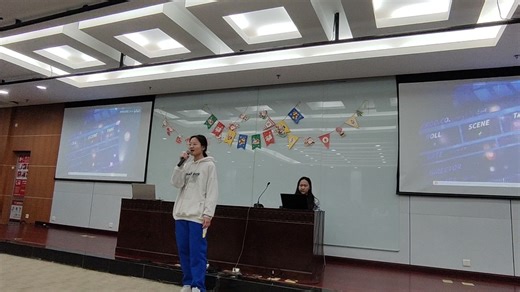 学校英语歌比赛上唱了《在银河中孤独摇摆》