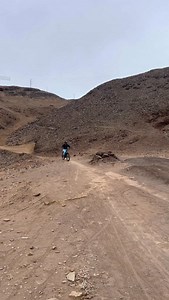 TIP ADICIONAL: Inicia con saltos pequeños de rampas con menos ángulo de salida Cuando realizas la extensión eleva tanto la cadera como el pecho Amortiguar es tan importante como despegar, no lo pases por alto. | Mtbadventureacademy