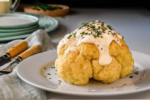 Receta de coliflor asada con costra y salsa de queso, tan sabrosa que la vas a querer comer siempre de esta manera