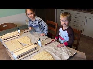 Kinder bauen Werkzeugkasten aus Holz zusammen
