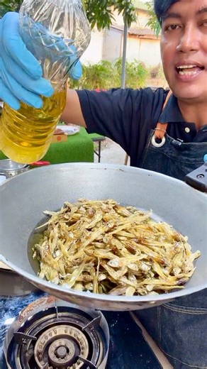 นายแทนชวนทำอาหาร on Instagram: "ทอดปลา"ลูกเบร์"(ปลาแห้ง ตัวเล็ก-ตัวน้อย)ผมทำวิธีนี้ครับ สั่งซื้อปลาลูกเบร่(พัทลุง)ได้ที่เพจ👉 ปลาส้มจ่าปืน EOD นะครับ(เค็มน้อย อร่อยมาก)"