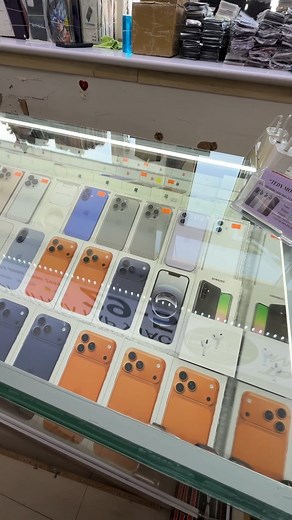 Хүрэн баавгай on Instagram: "Гар утас авхуулах хүнээ #mention хийгээрэй энд хямд баталгаатай байдаг юм байнаа, зүгээр л хэлсийн гээд 😂 Шинэ жилийн бэлэг, за он гараад Валентин та нар ер нь бэлгээ бэлдсэн үү 😄 Ямагт үнэ цэнээ алдахгүй бэлэг гэвэл мэдээж гар утас шүү эргээд зарсан ч үнээ бариад байж байдаг амар эд шүү тиймээ 😄 Баталгаатай байнгын харилцагч болох хүнтэй бол их амар юм билээ Тэдигийн 4 давхар 29-5,6 лангуу Батсайхан ахаас утсаа авдаг болоод олон жил болж байна. Та нар ч бас харил