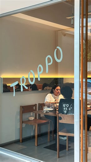 Syafitri Erwan | Share Tempat Nongkrong on Instagram: "NEW AMERICAN STYLE PIZZA @troppo_pizza Sister brand from @troppo_coffee ! Gak tanggung tanggung mereka hire @worldpizzachampions member @althepizzabuddha Buat develop menu bareng ownernya. Siap siap antri ini mah, kalau video bisa nyium wanginya kalian pasti pengen 😂"