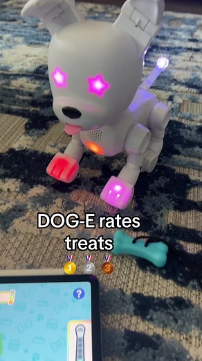 Dog-E rates: TREATS!! 😋😋 #DogERobot #RobotDog #WowWee #MINTiD #techtoy #robot #newtoy #treats #ratingfoodchallenge