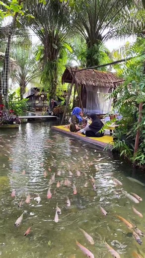 Tempat makan diatas kolam ikan di Desa Bencah Bangka Selatan. Namanya di google map “Pemancingan Ikan Awek” atau cuss ke akunnya @Awek fishing Lokasinya masuk ke simpang Tepus kurang lebih 100 meter Makanannya enak temoatnya estetik Resevasi dulu H-1 Ke Owner 62 813-8585-5111