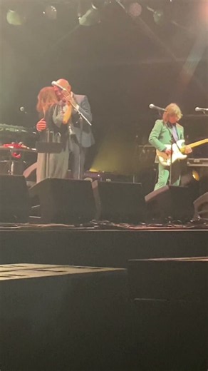 Kasey Chambers Paul Kelly slow dance mid song 🥰 LIVE… Sandstone Point Hotel Queensland Australia