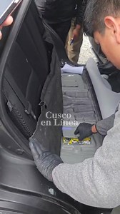 #ANTA POLICÍA EN CUSCO INTERVIENE Y DETIENE TRES SUJETOS POR EL PRESUNTO DELITO DE TR4F1C0 ILÍCIT0 DE DR0G4S Agentes del Departamento Desconcentrado Aeroportuario Antidrogas Cusco (DEPDAA) – DIRANDRO PNP, como resultado de una labor de inteligencia, intervinieron y detuvieron a tres personas que se desplazaban en un vehículo en el que se transportaba presunta sustancia ilícita oculta. El hecho ocurrió el 24 de enero de 2026, a las 17:50 horas, en la carretera Longitudinal de la Sierra Sur, a la 