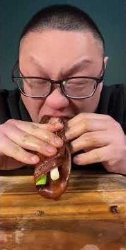 Have you ever eaten pig ears in tiger skin? They are so fragrant. Have you ever seen them eaten