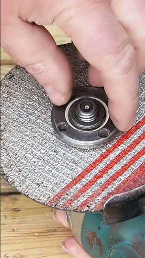 How to Remove Angle Grinder Disc Without a Wrench #diy #workshop #lifehack