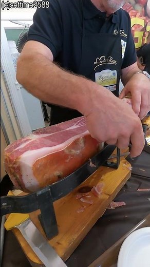 Cutting by Hand Italian Parma Ham, Prosciutto di Parma