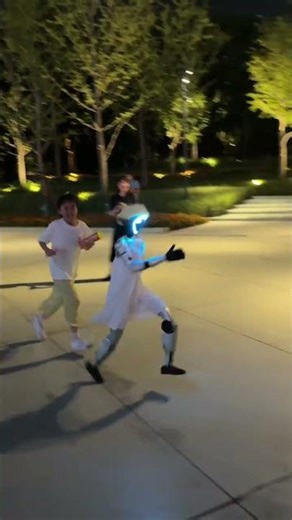 Robots are becoming the new playmates for kids, instantly turning into the “star of the group”!!🌟👧🧒