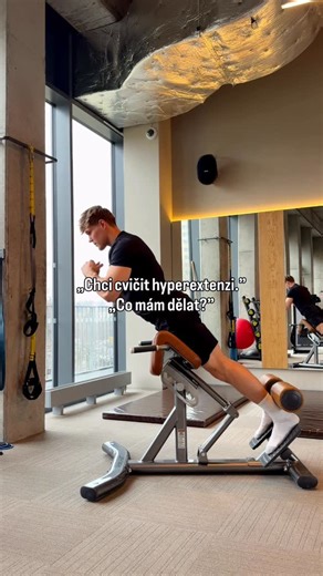 Petr Lácha on Instagram: "Jak přemýšlet nad hyperextenzí? ❗️Při 1. i 2. variantě provedení pracují jak bedra, zadek, tak i hamstringy. Rozdíl není v tom jestli, ale jak moc.❗️ 1. varianta - vyhrbenější trup → větší důraz na zadek a hamstringy 2. varianta - lehce prohnutý trup → větší zatížení bederní části zad Důležitá je i výška opěrky: ⬇️ opěrka níž na stehnech → víc práce pro stehna, hamstringy a zadek ⬆️ opěrka výš u pánve → větší důraz na bederní svalstvo. Poloha trupu 🔥 Změnou zakulacení/