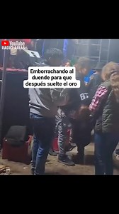 4.8M views · 54K reactions | #humorsano ESTOY ESPERANDO QUE SE EMBORRACHE EL DUENDE Y ME DIGA DONDE ESTA LA OLLA CON ORO OJALA QUE CAIGA YA CHUPA COMO ALBAÑIL. | El Sinchi En La Noticia | Facebook