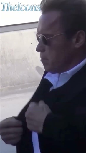 Arnold Schwarzenegger Walking At Airport With Security Like A Machine #ArnoldSchwarzenegger