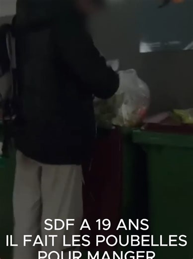 SDF à 19 ans : il fouille les poubelles pour manger #sdf #france #rue #pauvreté #argent 📊 Parmi les SDF, un nombre significatif de jeunes de moins de 25 ans se retrouvent à la rue pour des raisons très variées : ruptures familiales, perte d’un emploi, précarité financière ou absence de solution d’hébergement stable. ❗ Aucun jeune ne devrait être obligé de fouiller les poubelles pour manger. 🤝 Si toi ou quelqu’un que tu connais est sans logement ou en difficulté : 📞 115 – Samu Social (hébergem