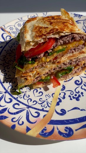 Ricetta Piadina Burger con Cipolle Caramellate - Gustosa e Veloce!