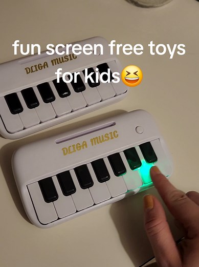 mini handheld piano toy for kids! screen free toys for kids piano toy for kids #minipiano #toysforkids #giftsforkids #screenfreeplay #screenfreefun