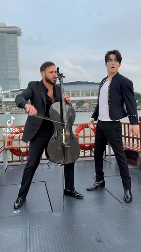 Não tem como não se apaixonar eles entregaram tudo nesta apresentação!!! Lindos!!! HAUSER Dimash Qudaibergen @destacar | Cris Raesky