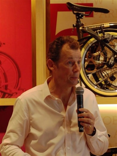 Brompton Japan on Instagram: "UNFOLD BROMPTON 50 Bromptonの50周年を記念したスペシャルイベントをBrompton Tokyoで開催。 CEOのウィル・バトラー＝アダムスも来日。 クラフトマンシップを体現する50周年記念モデル「1975 Edition」、 そしてこれからを象徴する「G Line」を発表しました。 さらに、コミュニティライドやアニバーサリーパーティーを通じて―― 過去と未来をつなぐ特別な体験を共有しました。 #Brompton #プロンプトン#bromptoncommunity #LifeUnfolded #Brompton50"