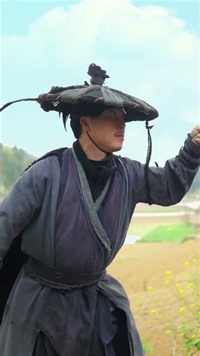 女侠真牛！耕地都不需要牛#武侠 #我的乡村生活 #农村美食 #野葱