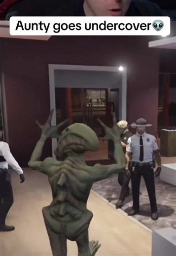 Aunty Wong goes under cover as an alien 👽💀 #AuntyWong #OnlyFrenchiez #GTARP #GTARPClips #FiveM