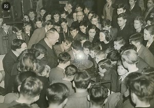 Harold Spencer Jones, astronomer and Christmas Lecturer, was #BornOnThisDay in 1890. He delivered his lectures on 'Astronomy in our Daily Life' in 1944. | Royal Institution of Great Britain