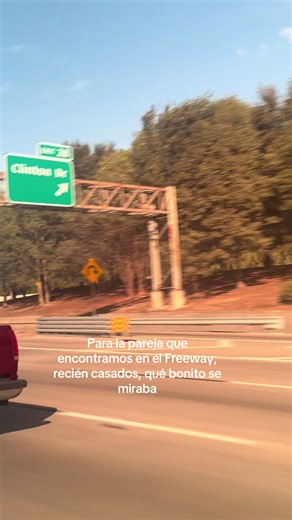 Pareja Recién Casados en el Freeway: El Encuentro que Conmovió a Todos