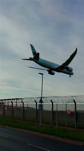 Air Canada Boeing 787–8 coming from Calgary to landing Heathrow Airport London ￼