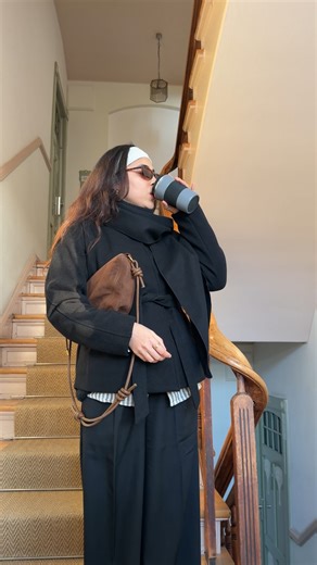 🧿 B E L L Y 🧿 on Instagram: "Nothing a good hair day and a basic black outfit can’t fix ☕️ comment if you want specific links! #simpleootd #stylediary #outfit #solodate"