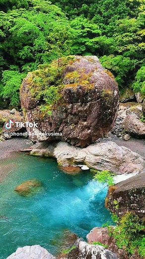 丸岩 山犬嶽から落下した岩の神秘的な田舎の風景