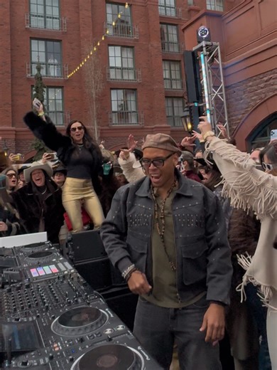 The Snow Lodge was pure energy with Francis Mercier #francismercier ##EdmJournal #aspen #snowlodge