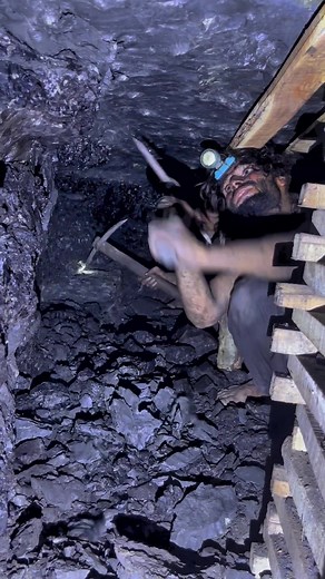 in 1800s Coal Mining process same like that #blackdiamondmining #goldmine #goldmining #undergroundcave #underground #coal #mining #foryou #diamondmining #gold #coalmine #coalmining #diamond