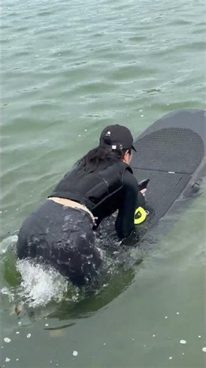 How to Ride a Powered Surfboard: A Beginner’s First Joyful Water Experience
