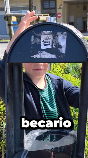 Becario la lía con el mobiliario urbano! Esto cómo se usa? #donostia #troleando