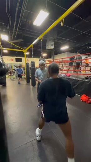 Kickboxers still need head movement developed as well The difference between a Boxer & Kickboxer when they roll is Posture & Level A kickboxer needs to keep a upright posture to avoid going to low & possibly eating a kick to the face Rasta Man🫡 • Fighter: @223dri | Tyriek Baucom