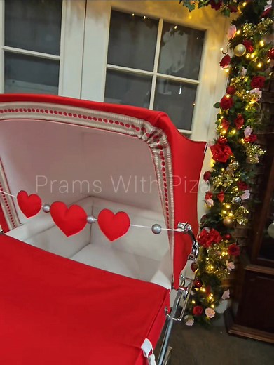 We won't mention the C word however since Mariah is defrosting.....we thought we would make a festive red and white number 🤍❤️🤍 This little Christmas cracker could be under your tree this Christmas as it is available for immediate purchase. For any more in or enquiries, please message us directly, and we can assist you #madeinenglandpefectedinscotland #100percentbabysafe #vintagesilvercross #fullyinsured #yourpramourpassion #coachbuiltpramspecialists #silvercross #fblifestyle | Prams with Piza