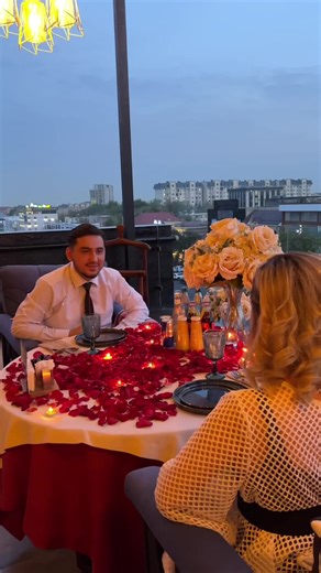 В ресторане Mina мы предлагаем идеальное место не только для романтического ужина или годовщины, но и для особого события “Marry me”. Наша команда готова организовать незабываемый вечер для вас, с учетом всех ваших пожеланий❤️🌇💐 Мы предлагаем как наше собственное оформление, так и возможность использовать ваши собственные декорации, чтобы создать уникальную атмосферу, отражающую вашу связь и любовь. В нашем меню вы найдете изысканные блюда и эксклюзивные десерты, приготовленные нашими талантли