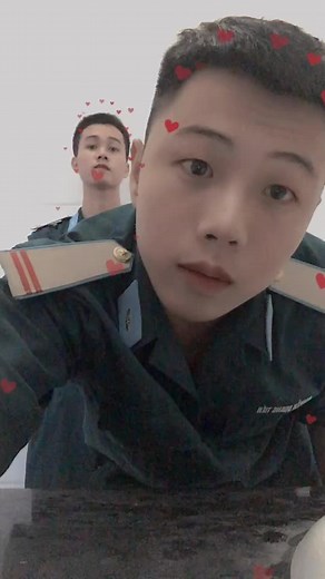 Hột xì lầu ông bê lắc: A Unique Sign Language Game