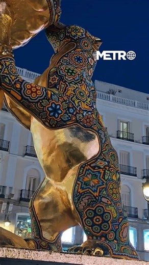 ¡México en Madrid! 🇲🇽🇪🇸 El emblemático monumento de El Oso y el Madroño se transforma con el color del arte huichol.🐻🎨 El Oso y el Madroño es un símbolo profundo de Madrid, un emblema que habla de su historia y de su identidad. Poder dialogar con él desde el arte contemporáneo es un honor. 📹 @eripadronl / #PublimetroMX | Publimetro México