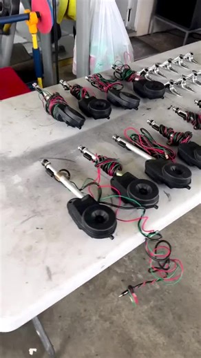 Making sure they come down together. 75 down to 57 power antennas . *Dm me via or through the email on my bio if you need a set of power antennas. #ImpalaParts #ClassicChevyParts #ChevyRestoration #CarPartsForSale