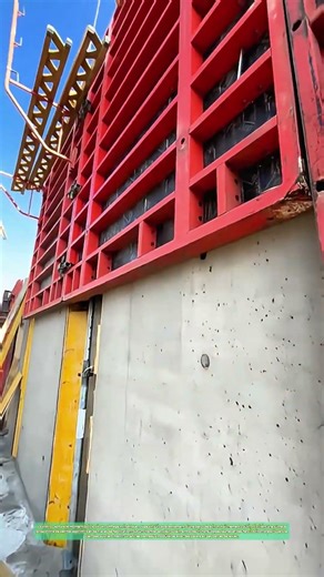 Le rouge s'efface : Comment le béton dévoile sa peau de pierre