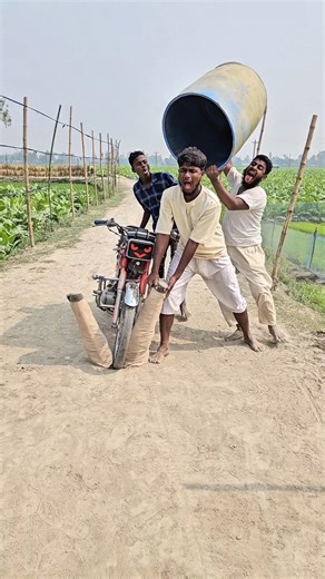 Motorcycle driver flees after seeing a pothole on the road.37