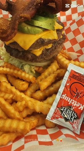 Beautiful sunny Saturday to enjoy a burger in the patio 🍔🌭 | Woodys