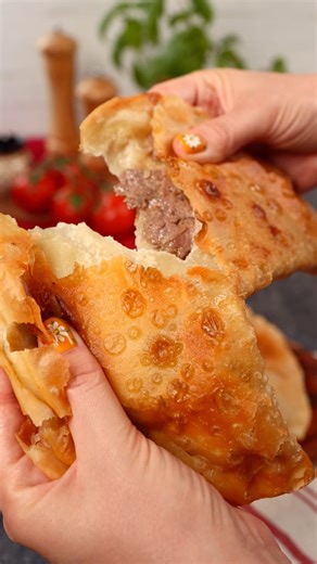 Șuberek Pentru mine nu există plăcintă cu carne mai gustoasă 🥧 De fiecare dată când merg în Constanța am o patiserie de la care cumpăr Șuberek fierbinte, dar cum n-am mai fost demult am zis să fac eu acasă 💪🏼 Ingrediente: *450g făină *9g sare *3 lg ulei *230ml apă fierbinte *300-350g carne tocată vită sau vită și oaie *1 ceapă *sare, piper, chilly *50ml apă *ulei pentru prăjit #suberek #shuberek #chuberek #chubereki #placintacrocanta #placintacucarne #placintasarata #reteta | Kitchen Affair