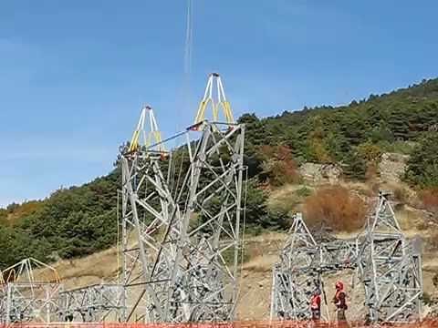 Installation d'un pylône d'une ligne haute tension au Mont Guillaume