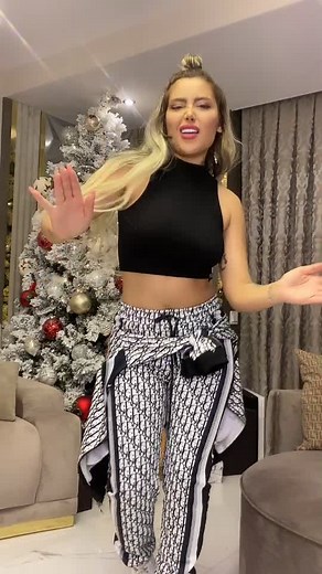 Nazanin Hamedani: Elegant Dance Performance